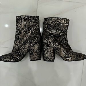 Statement boots black and gold